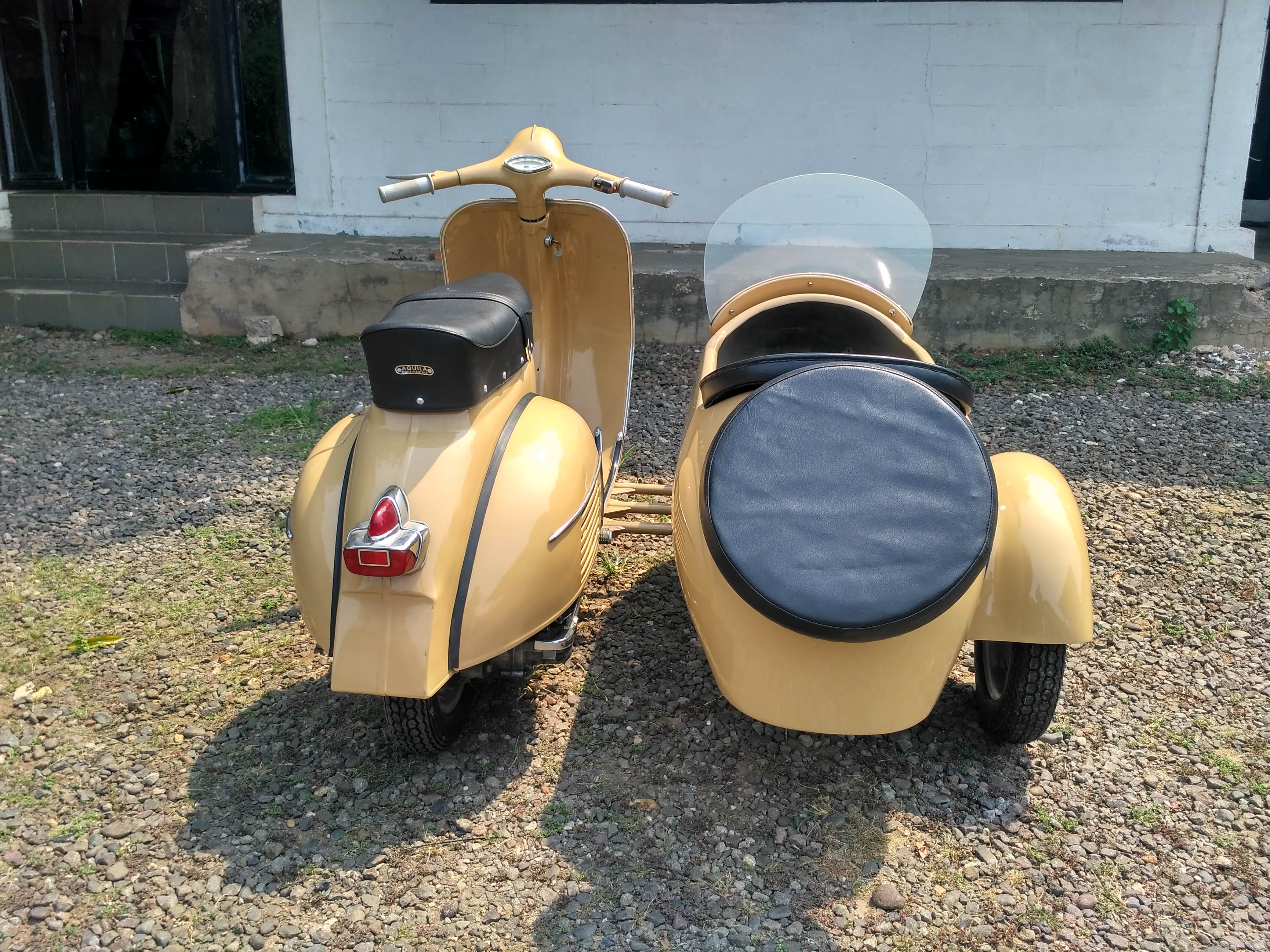 Vespa 150 with Sidecar Brown – detail